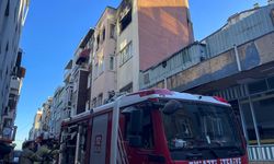 Beyoğlu'nda 4 katlı binanın en üst katında çıkan yangın söndürüldü