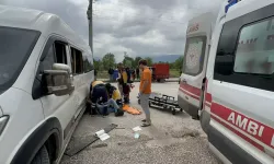 Gölyaka'da minibüsle çarpışan motosikletteki 2 kişi yaralandı
