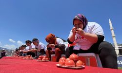 Kadınlar domates yeme ve kasa taşıma yarışmasında mücadele etti
