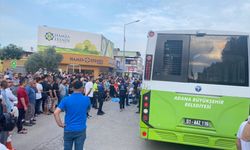 Belediye otobüsü ve otomobille çarpışan motosikletin sürücüsü hayatını kaybetti