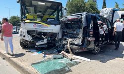 Alanya'da midibüs ile minibüsün çarpıştığı kazada 13 kişi yaralandı