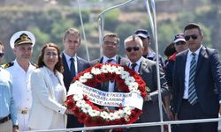 Antalya'da depremzedeler anısına denize çelenk bırakıldı