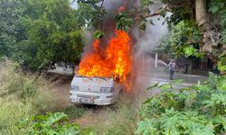 Antalya'da park halindeki minibüste çıkan yangın söndürüldü