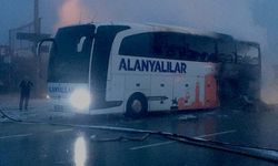 Burdur'da seyir halindeyken alev alan yolcu otobüsü kullanılamaz hale geldi