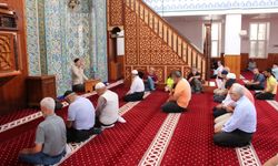 İskenderun'da depremlerde hayatını kaybedenler için Kur'an-ı Kerim okutuldu