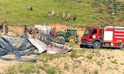 Demir yüklü tır devrildi, 2 kişi öldü