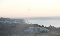 Antalya'nın Kemer ilçesindeki orman yangınına havadan ve karadan müdahale ediliyor