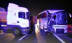 Anadolu Otoyolu'nda tır ile yolcu otobüsü çarpıştı, 18 kişi yaralandı