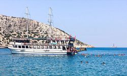 Mersin'de tatilciler tekne turlarıyla mavi koylarda serinliyor