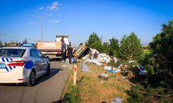 Şarampole devrilen tırın sürücüsü yaralandı