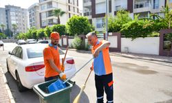 Antalya'da ilçe belediye başkanı, süpürge ile faraşı alıp sokakları süpürdü
