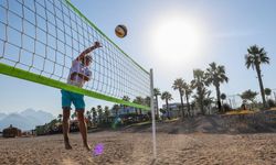 Antalya'da Konyaaltı Sahili'ne yapılan plaj voleybolu sahaları hizmete girdi