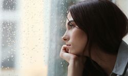 Depresyondaki kişi yalnız bırakılmamalı!