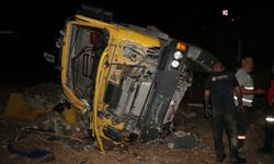 Adana'da devrilen kamyondaki 2 kişi yaralandı