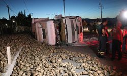 Burdur'da devrilen pancar yüklü tırın sürücüsü ağır yaralandı