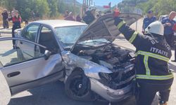 Burdur'da iki otomobilin çarpıştığı kazada 3 kişi yaralandı