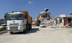 Hatay'da ağır hasarlı 5 bina kontrollü şekilde yıkıldı