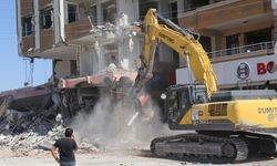 Hatay'da ağır hasarlı binaların kontrollü yıkımı sürüyor