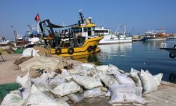 Mersin'de balıkçıların ağına pirinç çuvalları takıldı