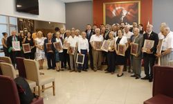Mersin'de deneyimli avukatlara plaket verildi