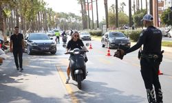 Mersin'de polisler motosiklet sürücülerine ceza yazmak yerine kask hediye etti