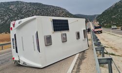 Sanatçı Sümer Ezgü ve ailesi Antalya'da kaza yaptı