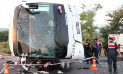 Kum yüklü kamyonun çarptığı otobüsteki 6 kişi öldü