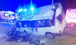 Minibüsle otomobilin çarpıştığı kazada 8 kişi yaralandı
