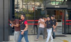 Antalya'da kendilerini polis olarak tanıtarak yaşlı kadını dolandıran 3 zanlı tutuklandı