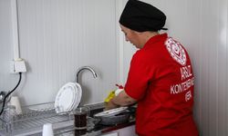 Engelli ve yaşlı depremzedelerin konteyner temizliği ve kişisel bakımı Vefa ekibinden