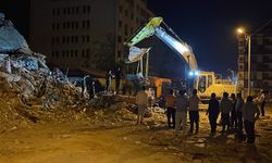 Hatay'da ağır hasarlı bina yıkım sırasında iş makinesinin üzerine devrildi
