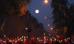 Mersin'de Cumhuriyet'in 100. yılı fener alayıyla kutlandı