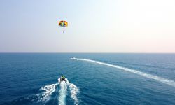 Mersin'de deniz paraşütünde sürpriz evlilik teklifi