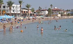 Mersin'de güneşli havayı fırsat bilenler denize girdi