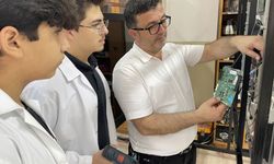 Adana'da akıllı tahtaların arızasını meslek lisesi öğrencileri gideriyor