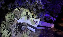 Antalya'da ağaca çarpan minibüsteki 6 turist yaralandı