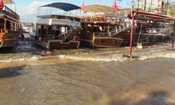 Antalya'da dev dalgalar hayatı olumsuz etkiliyor