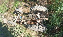 Antalya'da devrilen traktörün sürücüsü yara almadan kurtuldu