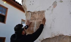 Antalya'da sıvası dökülen yapıda Selçuklu dönemine ait olduğu değerlendirilen figürler ortaya çıktı