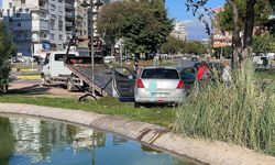 Antalya'da süs havuzuna düşen aracın sürücüsü kurtarıldı