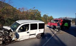 Burdur'da direğe çarpan otomobildeki iki kişi yaralandı