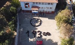 Hatay'da ilkokul öğrencileri koreografiyle Atatürk'ü andı