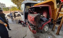 Hatay'da öğrenci servisi ile kamyonun çarpışması sonucu 1 kişi yaralandı
