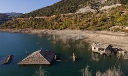 Isparta'da baraj sularının çekilmesiyle gün yüzüne çıkan taş evler görüntülendi