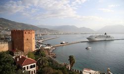 Kruvaziyer "Amadea" Alanya Limanı'na demirledi