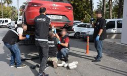 Mersin'de otomobilin tamponuna gizlenmiş 8 kilo 736 gram esrar ele geçirildi