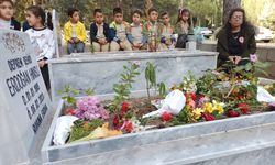 Osmaniye'de depremde ölen öğretmen mezarı başında anıldı