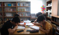 Üniversiteliler Hatay'daki depremzede öğrenciler için kütüphane kurdu