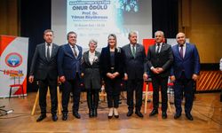 Yılmaz Büyükerşen'e "Başöğretmen Atatürk Onur Ödülü" verildi