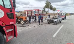Traktörle çarpışan otomobilin sürücüsü öldü